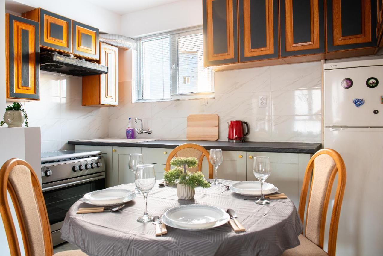 Promenada Old Town Apartment Bukares Bagian luar foto